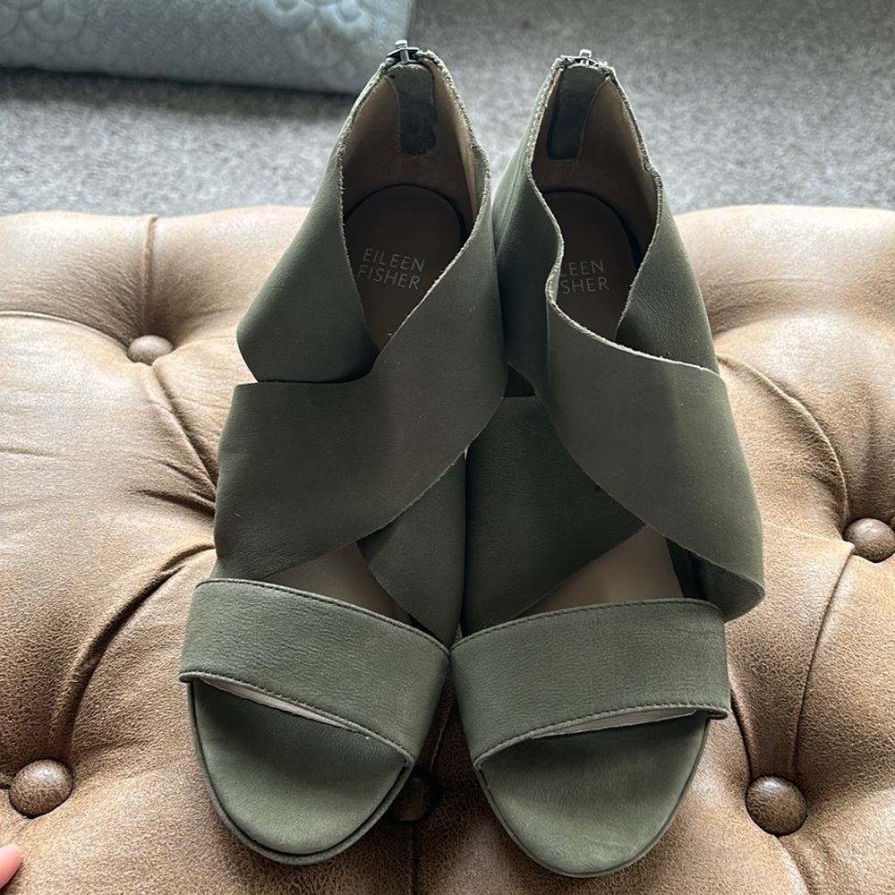 Eileen Fisher
Leather sandal